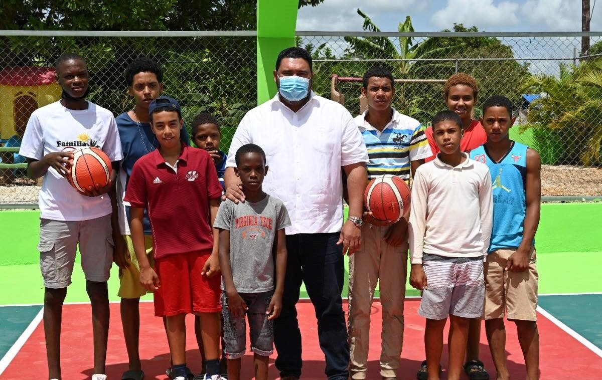 Alcaldía de Higüey entrega chancha en la comunidad El Mamey