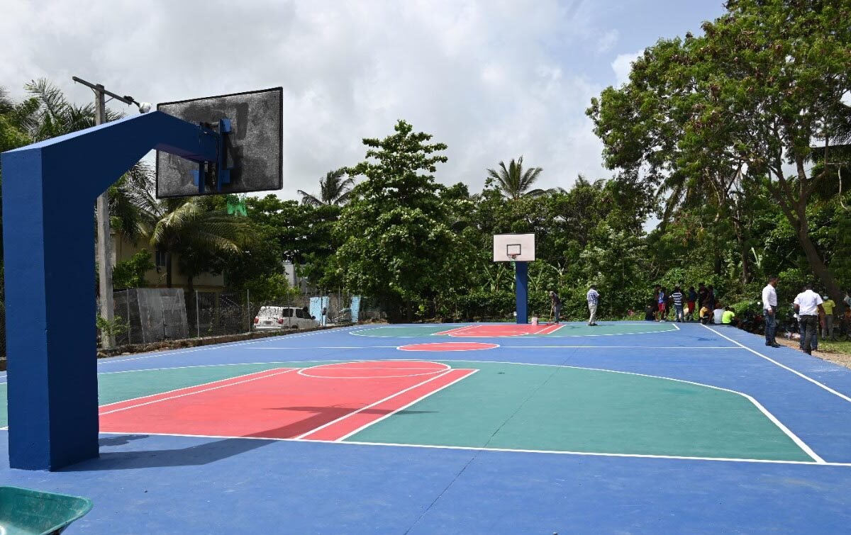 Alcaldía de Higüey realizó la entrega de la cancha del sector Doña Fema