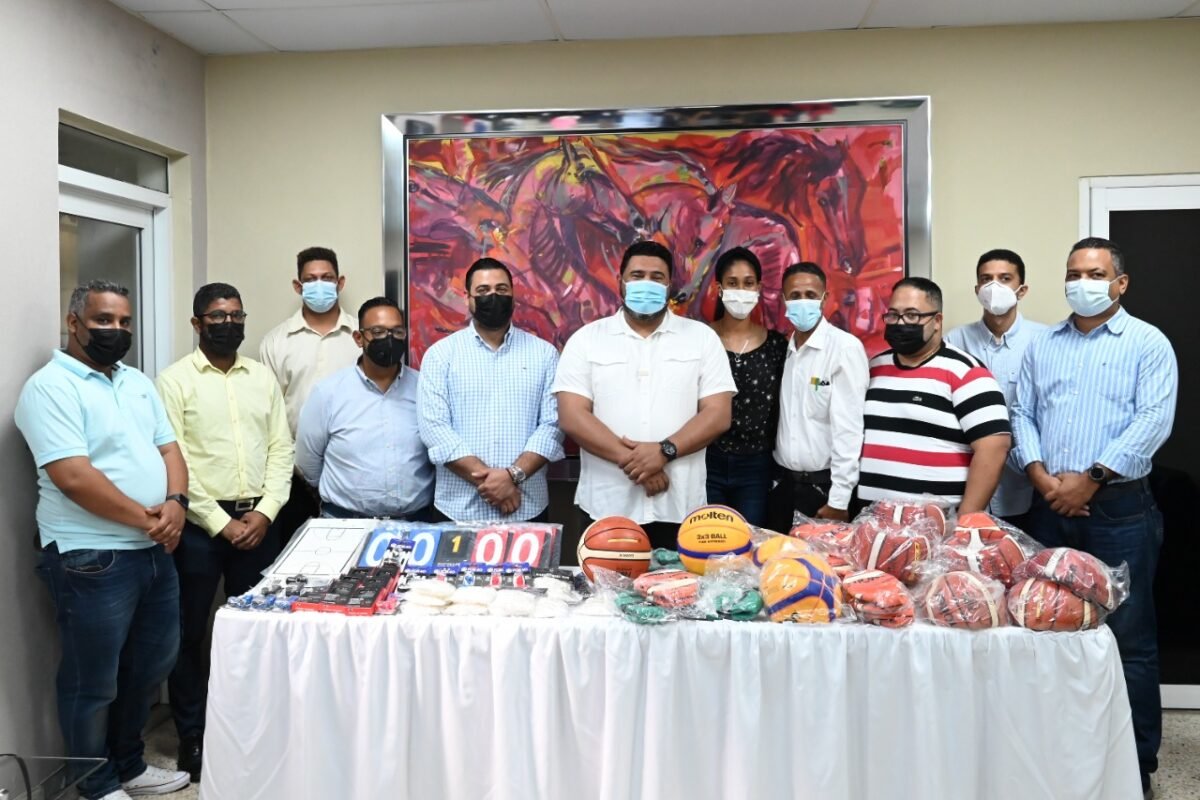 Alcalde del Municipio Higüey realiza entrega de Útiles Deportivos