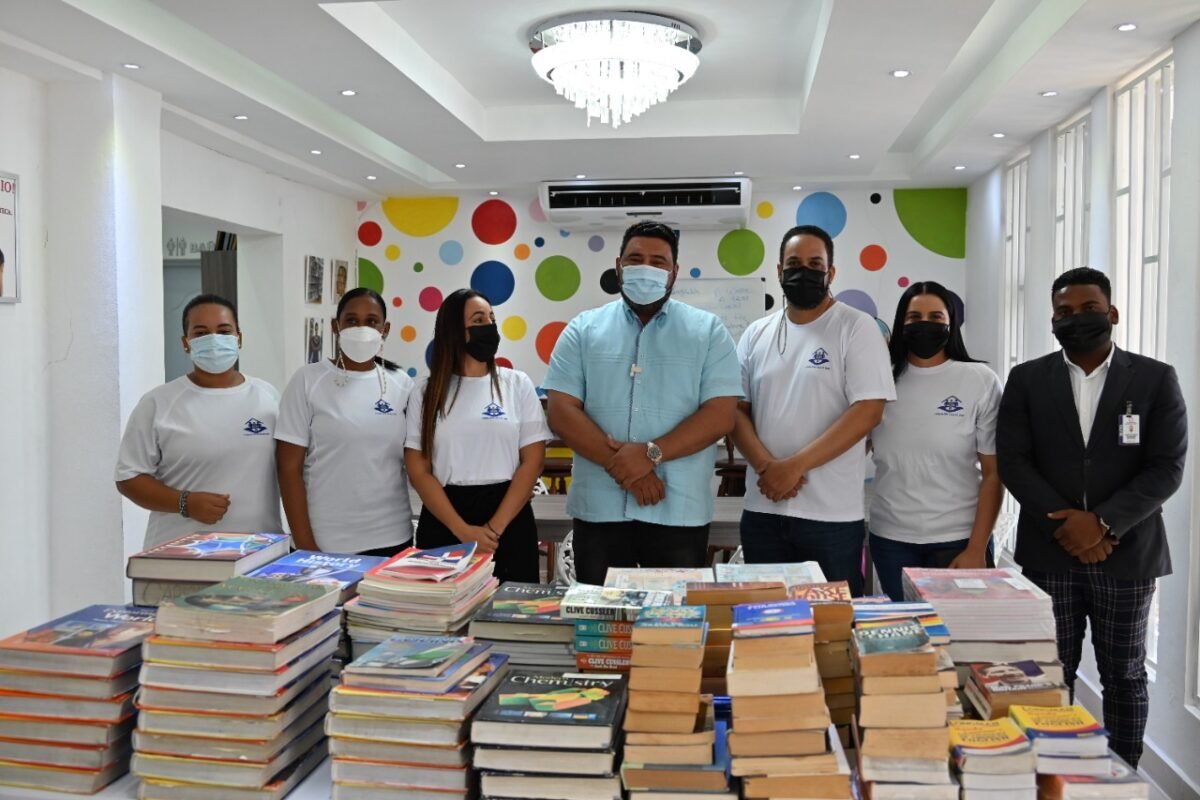 Alcaldía recibió donación de unos 1,200 libros de la fundación Casa de Dios