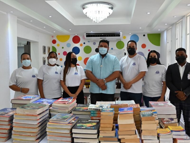 Alcaldía recibió donación de unos 1,200 libros de la fundación Casa de Dios