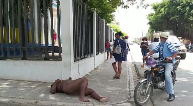 Mujer de Nacionalidad Haitiana deambula desnuda por las calles de Higüey agrediendo a transeúntes