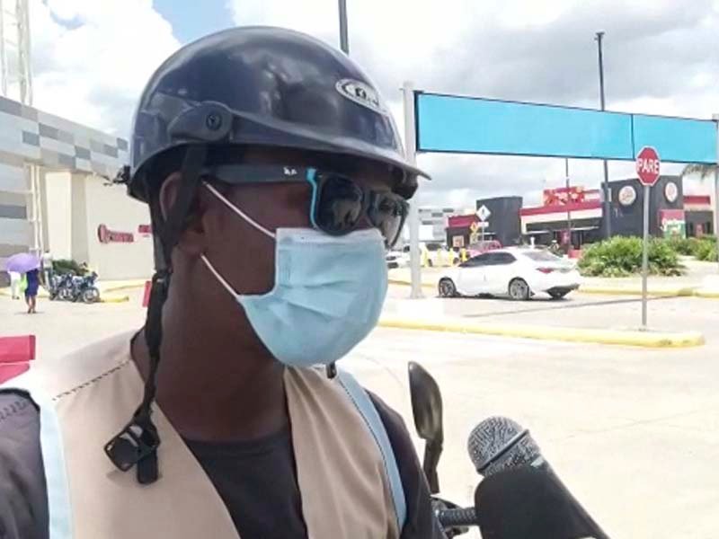 Motoconchos se quejan de los Trimotos en Multiplaza Higüey