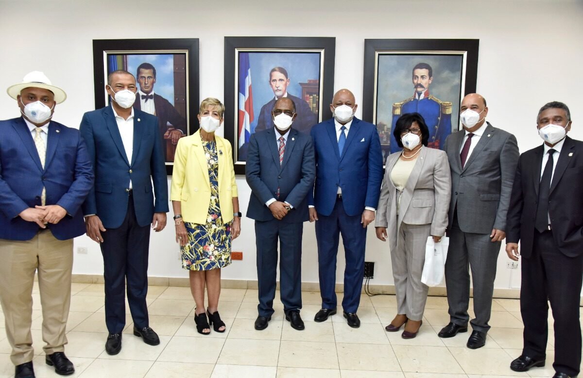 Ministro de Educación se reúne con la comisión Especial de Educación del Senado