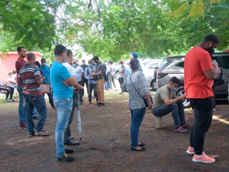 Vuelven las largas filas para hacerse pruebas de detección de COVID-19