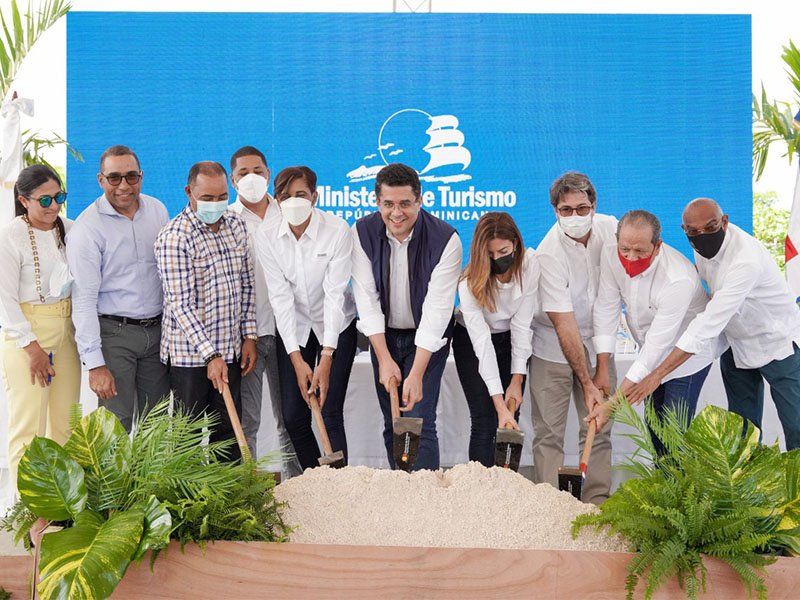 Ministro de Turismo deja iniciado trabajos reconstrucción vía de acceso y parqueos en Playa Macao