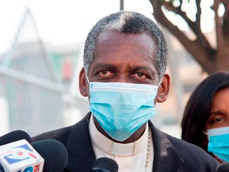 Párroco califica como “ilógico” desarmar a los policías