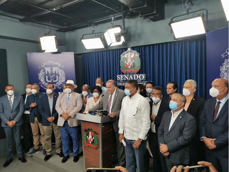 Senadores proponen eliminar todas las exenciones y que ningún funcionario gane más que el presidente de la República