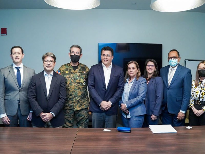 Uber acuerda con el Gobierno registrarse como empresa de transporte