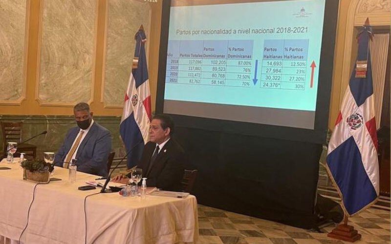 Ministro de Salud dice sistema público está saturado por las parturientas haitianas