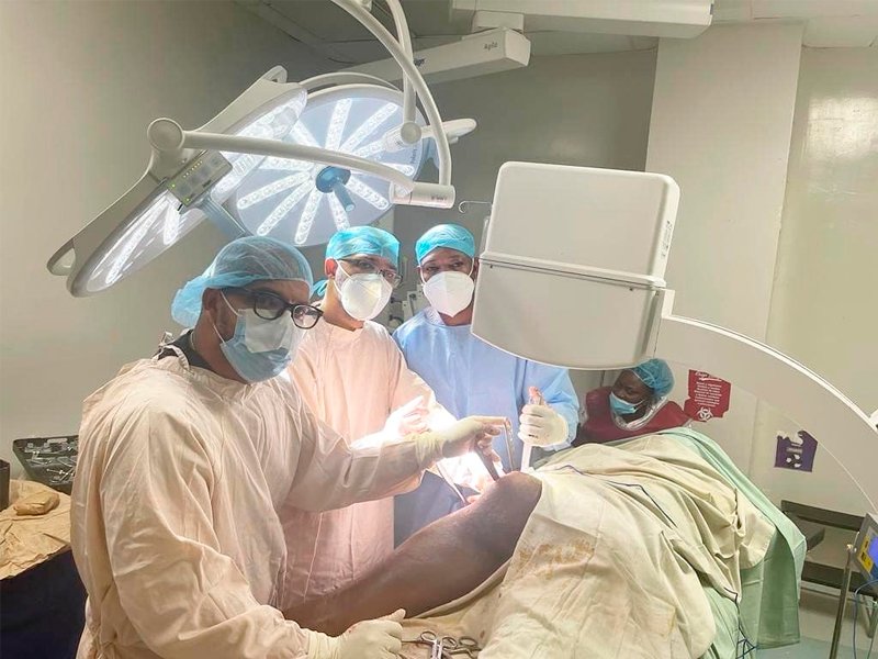 Ortopedas del HGENSA realizan operativo quirúrgico para descongestionar salas en el asueto navideño