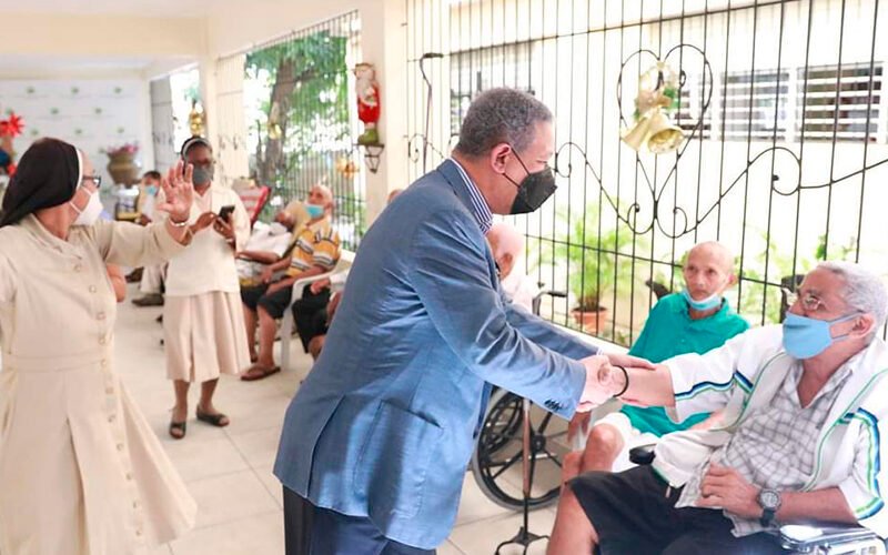 Leonel Fernández entrega cajas navideñas en Higüey