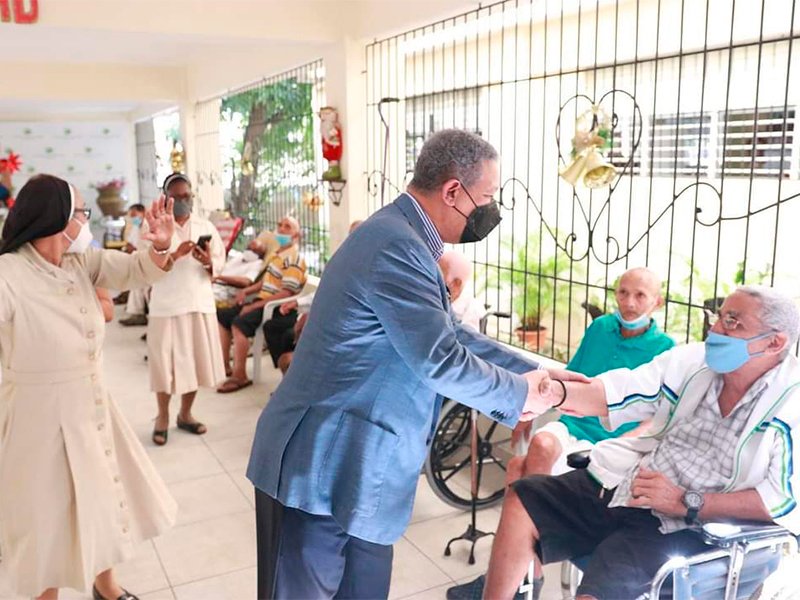 Leonel Fernández entrega cajas navideñas en Higüey