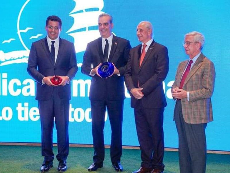 Entregan Premio Excelencia al presidente Luis Abinader y a ministro David Collado