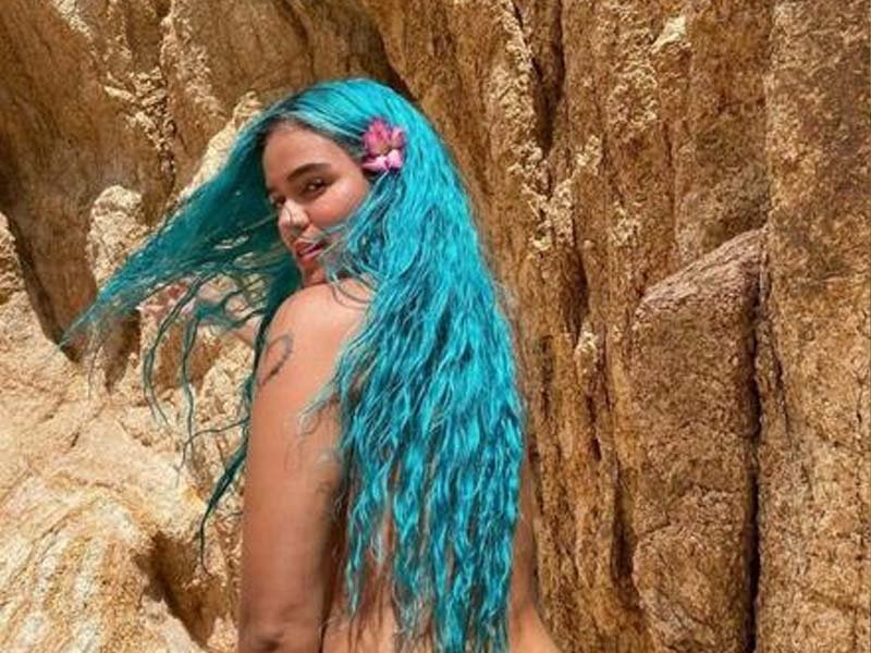 Karol G se tira al mar como Dios la trajo al mundo