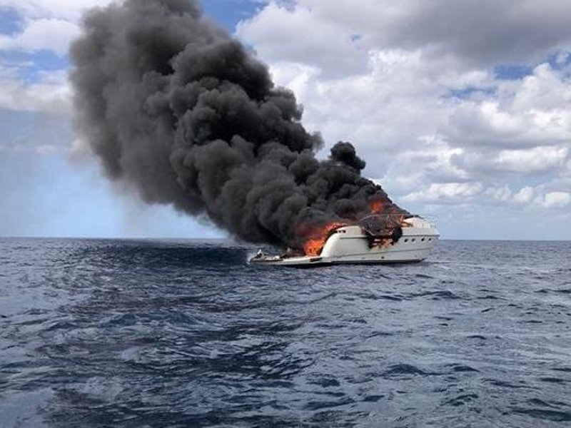 Se incendia embarcación panameña cerca de Bayahíbe
