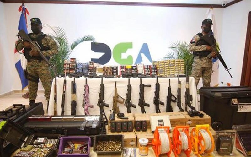 Aduanas confisca millonario contrabando de armas de guerra
