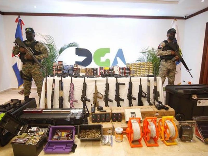 Aduanas confisca millonario contrabando de armas de guerra