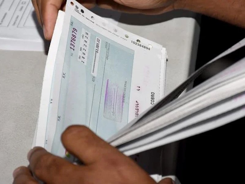 Educación continúa pagando por cheques