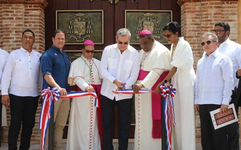 Abinader inaugura remozamiento de  la histórica parroquia San Dionisio