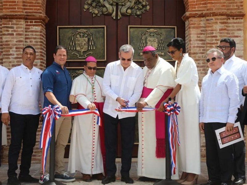 Abinader inaugura remozamiento de  la histórica parroquia San Dionisio