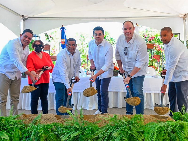 Ministro de Turismo deja iniciada construcción vía de acceso a playa Saladilla en Barahona