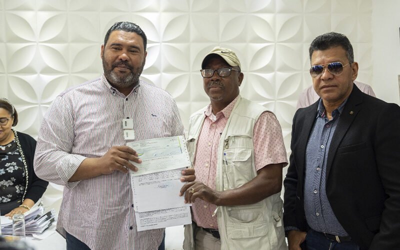 Alcaldia de Higüey entrega cheques para construcción de obras presupuesto participativo 2022