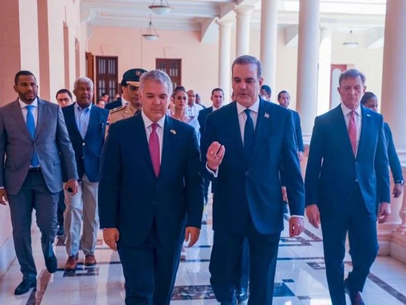 Duque y Abinader se condecoran mutuamente y sus gobiernos firman 6 documentos
