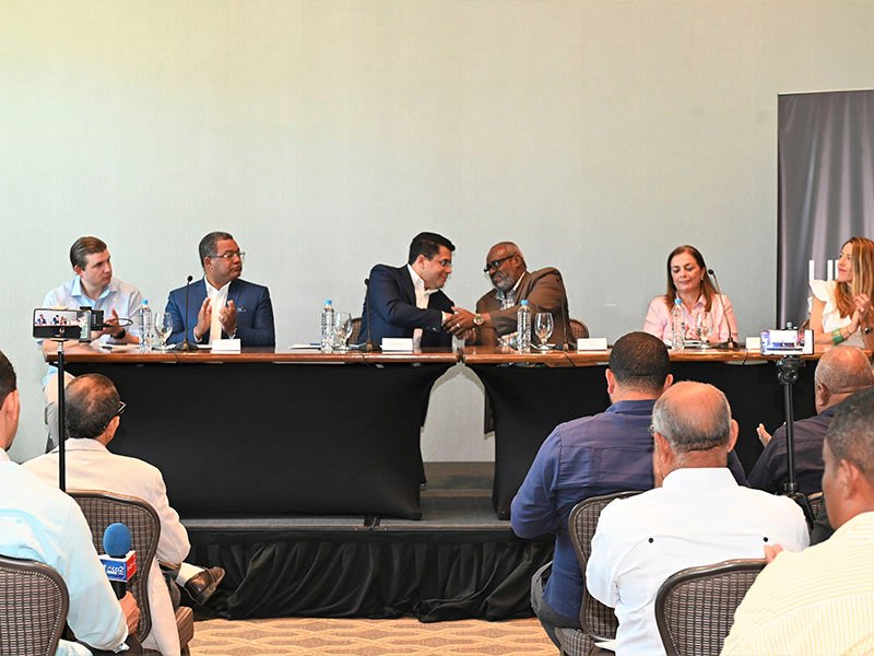 Uber y CODOTATUR logran acuerdo para taxis turísticos en Punta Cana