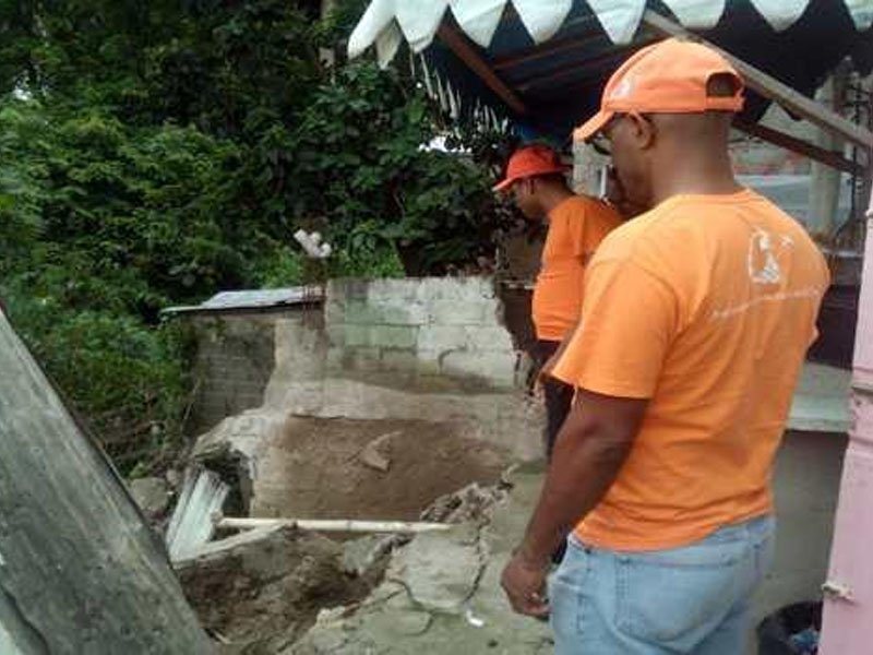 Colapsan dos viviendas y otras tres están en peligro en Santiago