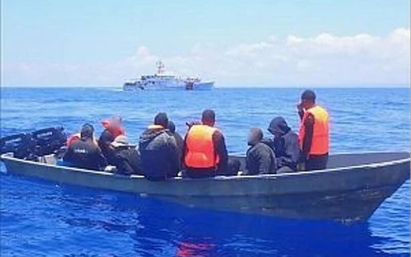 Dos dominicanos entre los 38 los migrantes rescatados al naufragar embarcación en PR