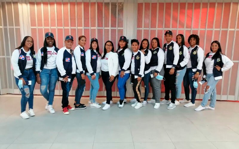 Delegación de Softball Femenino parte hacia México en representación de Verón-Punta Cana