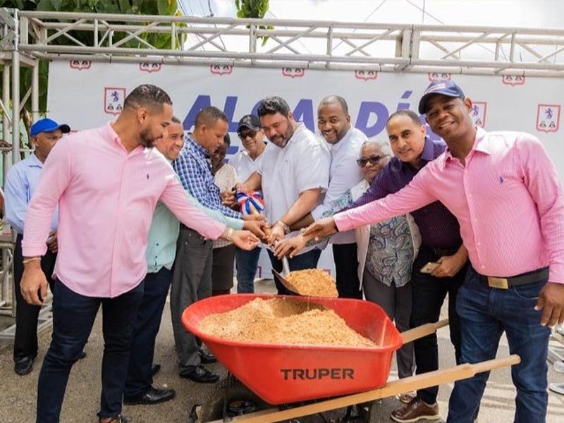 Alcaldía de Higüey da primer palazo para construcción del centro comunal La Florida