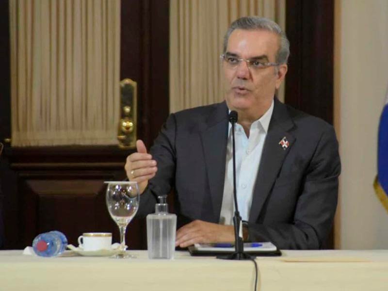 Abinader conforma comisión de periodistas y abogados para revisar leyes sobre libertad de expresión