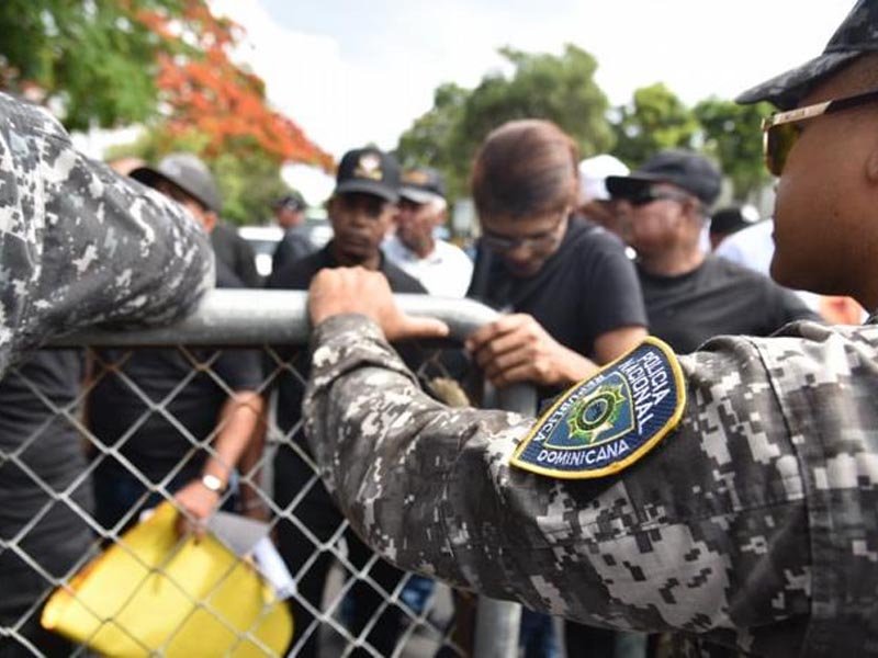 Policías se entrentan frente al Palacio Nacional