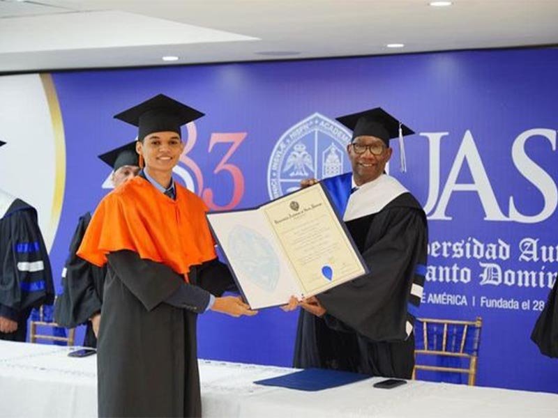 UASD gradúa 2,162 profesionales