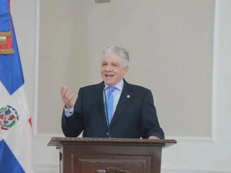 PRM decide que Eduardo Estrella siga en la presidencia del Senado