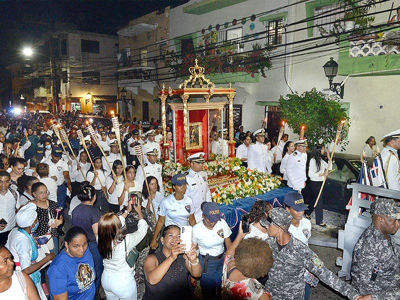 Cientos de católicos recibieron a la Virgen de la Altagracia