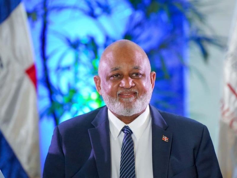 Abinader destituye a Roberto Fulcar del Ministerio de Educación