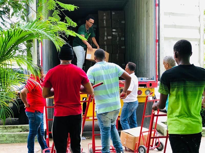 Educación distribuye utilería escolar en Higüey