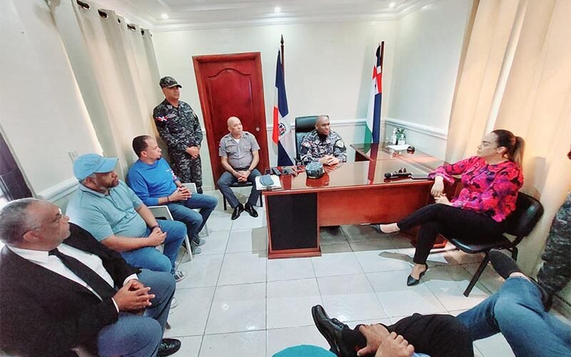 Comandante PN Higüey se reúne con comunicadores