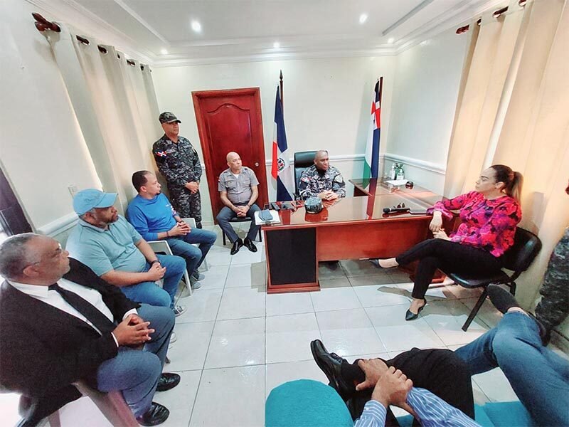 Comandante PN Higüey se reúne con comunicadores