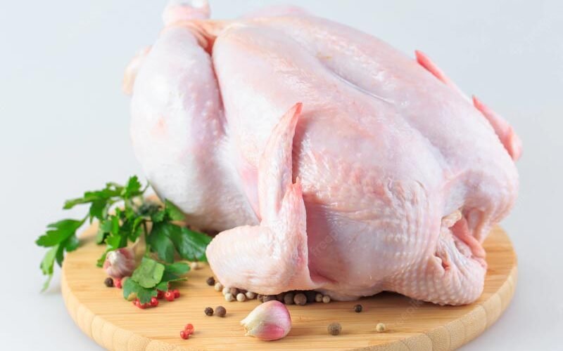 Ministro asegura que el pollo cuesta menos; «todo depende donde usted lo compre»
