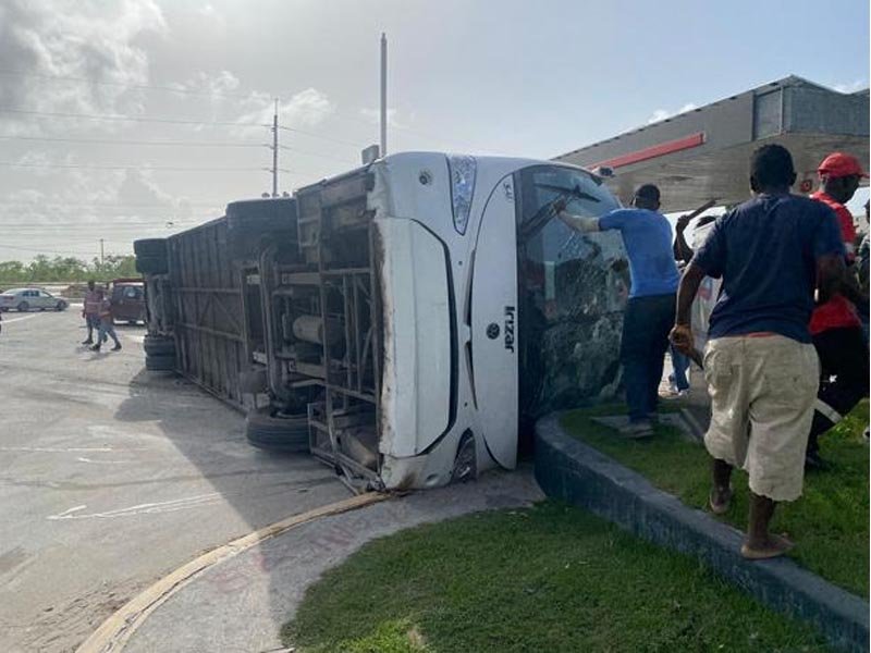 Accidente de tránsito en el cruce Domingo Maiz en Bávaro