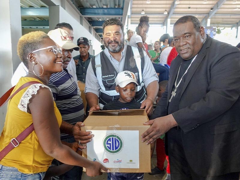 Alcalde dona sueldo para arreglo de tabloncillo multiuso