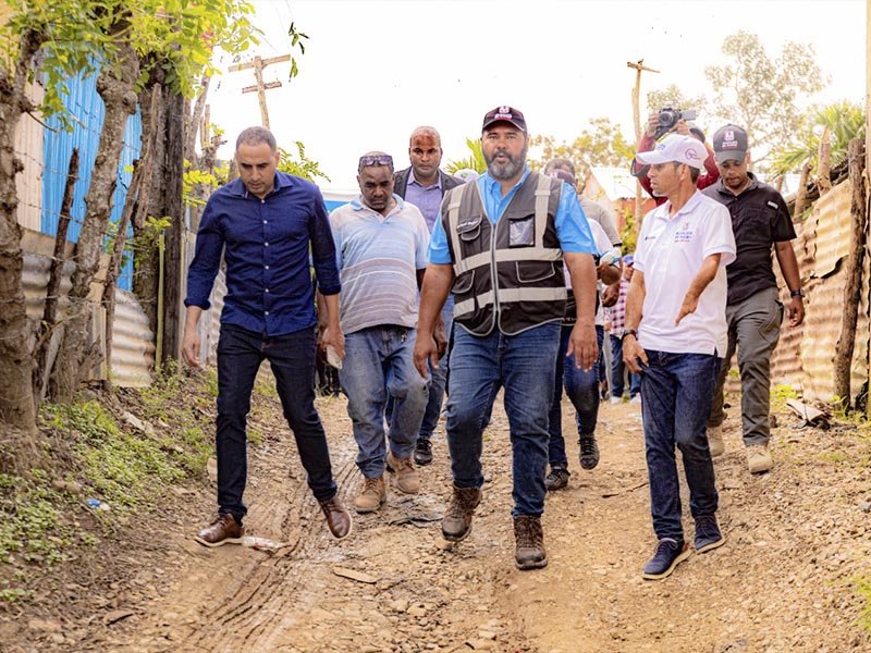 Alcalde Rafael Duluc y ejecutivos de Cap Cana entregan materiales de contrucción