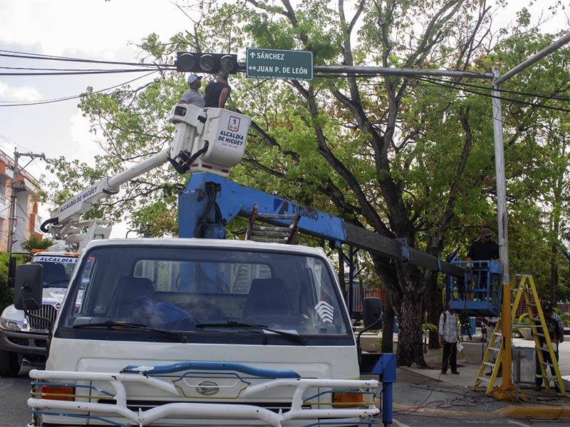 Operativo de reparación y sustitución de semáforos en Higüey