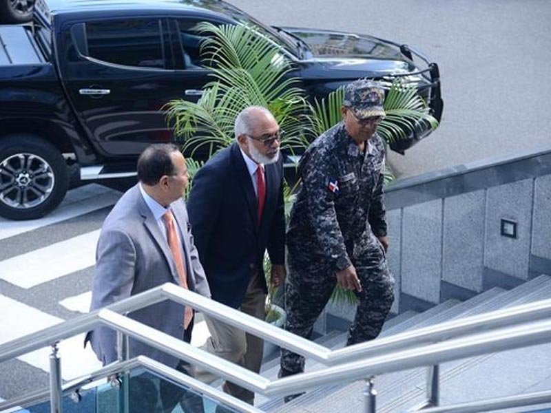 Luis Abinader encabeza encuentro con directores de medios en la PN