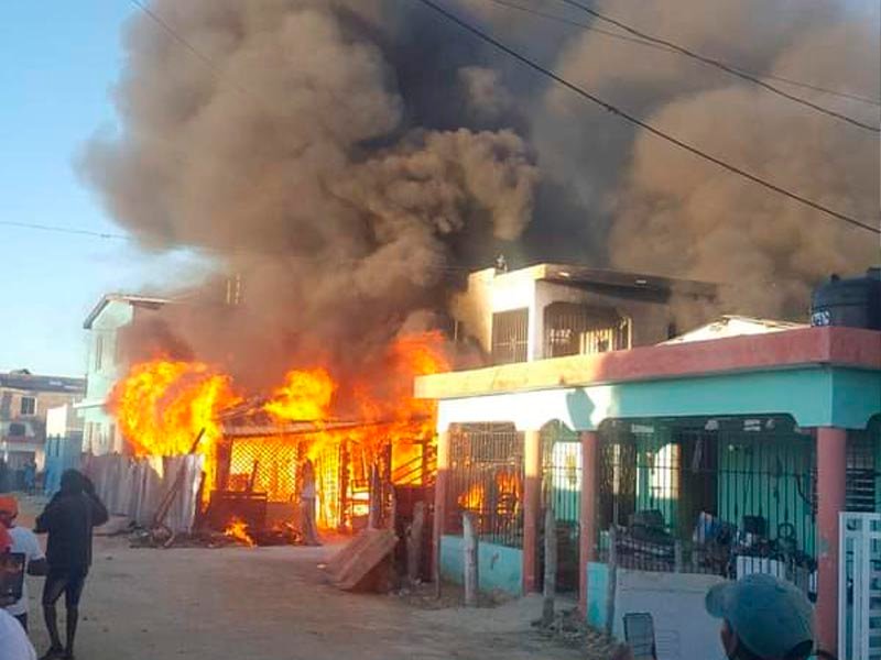 Chispa de soldadura produjo incendio en dos casas en San Rafael del Yuma