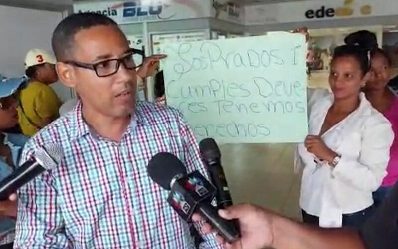 Moradores de los Prado I del municipio de Higüey realizan cacerolazo frente a las oficinas EDEeste